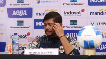 Pelatih Timnas U-22 Indonesia, Indra Sjafri, sedang memberikan keterangan kepada awak media di Stadion Madya, Senayan, Jakarta, Jumat (10/10/2025).