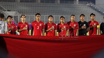 Sejumlah pemain Timnas U-22 Indonesia sedang menyanyikan lagu kebangsaan Indonesia Raya jelang bertanding  di Stadion Madya, Senayan, Jakarta, Jumat (10/10/2025).