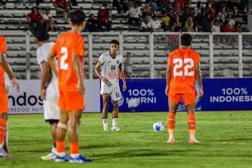 Dony Tri Pamungkas (tengah) tampak akan melakukan tendangan bebas dalam laga uji coba antara Timnas U-22 Indonesia versus Timnas U-22 India di Stadion Madya, Senayan, Jakarta, Senin (13/10/2025).