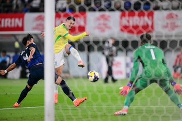 Gabriel Martinelli melepaskan tembakan ke gawang saat timnas Brasil hadapi Jepang dalam laga uji coba internasional di Chofu (14/10/2025).