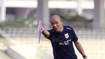 Pelatih Timnas U-17 Indonesia, Nova Arianto, sedang memberikan intruksi kepada para pemainnya di Stadion Madya, Senayan, Jakarta, Rabu (15/10/2025).