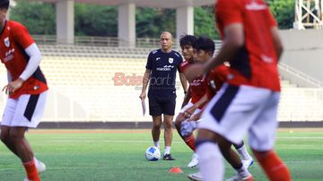 Pelatih Timnas U-17 Indonesia, Nova Arianto (tengah), sedang memantau para pemainnya di Stadion Madya, Senayan, Jakarta, Rabu (15/10/2025).