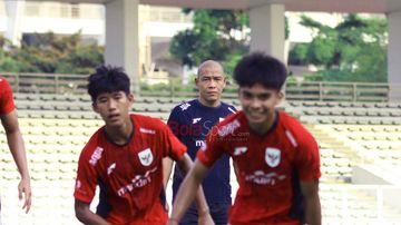 Pelatih Timnas U-17 Indonesia, Nova Arianto (tengah), sedang memantau para pemainnya di Stadion Madya, Senayan, Jakarta, Rabu (15/10/2025).