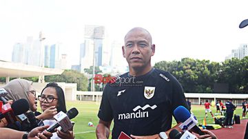 Pelatih Timnas U-17 Indonesia, Nova Arianto, sedang memberikan keterangan kepada awak media di Stadion Madya, Senayan, Jakarta, Rabu (15/10/2025).