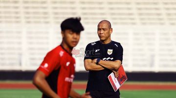 Pelatih Timnas U-17 Indonesia, Nova Arianto (kanan), sedang memantau para pemainnya di Stadion Madya, Senayan, Jakarta, Rabu (15/10/2025).