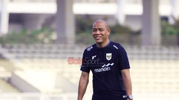 Pelatih Timnas U-17 Indonesia, Nova Arianto, sedang memantau para pemainnya di Stadion Madya, Senayan, Jakarta, Rabu (15/10/2025).