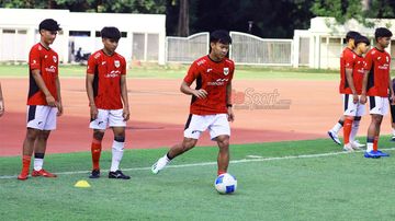 Zahaby Gholy (tengah) sedang menguasai bola dalam sesi latihan Timnas U-17 Indonesia di Stadion Madya, Senayan, Jakarta, Rabu (15/10/2025).