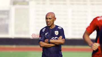 Kepala Pemandu Bakat PSSI, Simon Tahamata, sedang memantau para pemainnya di Stadion Madya, Senayan, Jakarta, Rabu (15/10/2025).