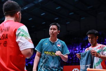 Mantan ganda putra Indonesia, Hendra Setiawan, memberikan pengarahan kepada Sabar Karyaman Gutama/Moh Reza Pahlevi Isfahani, pada babak pertama Denmark Open 2025 di Jyske Bank Arena, Odense, Denmark, Selasa (14/10/2025)
