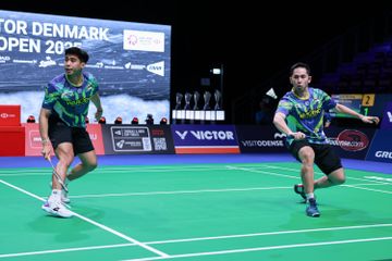 Penampilan ganda putra Indonesia, Sabar Karyaman Gutama/Moh Reza Pahlevi Isfahani, pada babak 16 besar Denmark Open 2025, di Jyske Bank Arena, Odense, Denmark, Kamis (16/10/2025).
