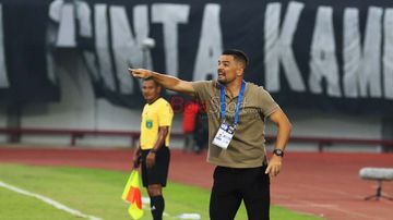 Pelatih Persita Tangerang, Carlos Pena, sedang memberikan intruksi kepada para pemainnya saat bertanding di Stadion Indomilk Arena, Tangerang, Banten, Jumat (17/10/2025).