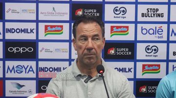 Pelatih PSIM Yogyakarta, Jean-Paul van Gastel, sedang memberikan keterangan kepada awak media di Stadion Indomilk Arena, Tangerang, Banten, Jumat (17/10/2025).