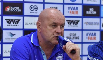 Pelatih Persib Bandung, Bojan Hodak, saat memberikan keterangan kepada media setelah laga melawan PSBS Biak, Jumat (17/10/2025).