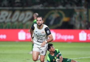 Pemain Persija, Jordi Amat setelah mencetak gol ke gawang Persebaya di Stadion Gelora Bung Tomo, Surabaya, Sabtu (18/10/2025).