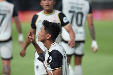 Pemain Persija, Dony Tri setelah mencetak gol ke gawang Persebaya di Stadion Gelora Bung Tomo, Surabaya, Sabtu (18/10/2025).