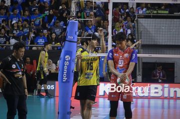 Pemain Indomaret, Alfin Daniel, dan pemain Perumda Tirta Bhagasasi, Fahri Septian Putratama, mengamati titik kebocoran saat laga perebutan tempat ketiga Livoli Divisi Utama 2025 di Magetan, Jawa Timur, 19 Oktober 2025.