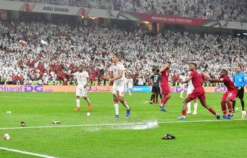 Para suporter melemparkan botol minuman, sandal, dan berbagai benda lain ke lapangan saat Qatar menghadapi Uni Emirat Arab di Doha, 15 Oktober 2025 WIB, dalam laga penentuan lolos ke Piala Dunia 2026.jpg