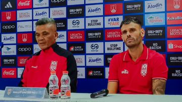 Pelatih Malut United, Hendri Susilo (kiri) dan pemain, Tyronne del Pino (kanan), dalam sesi jumpa pers setelah laga melawan Persis Solo di Stadion Manahan, Surakarta, Senin (20/10/2025).