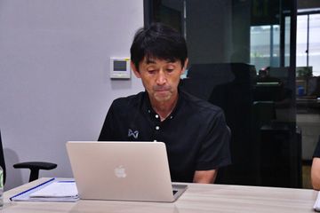 Masatada Ishii dalam pertemuan resmi sebelum dipecat dari kursi kepelatihan Timnas Thailand