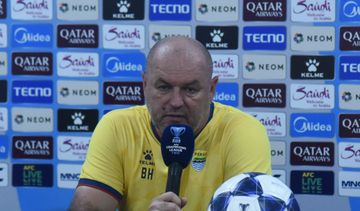 Pelatih Persib Bandung, Bojan Hodak, sedang memberi keterangan kepada media jelang pertandingan melawan Selangor FC, Rabu (22/10/2025).