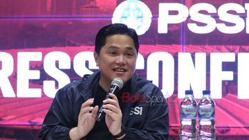 Ketua Umum PSSI, Erick Thohir, sedang memberikan keterangan kepada awak media di Media Center Stadion Gelora Bung Karno, Senayan, Jakarta, Jumat (24/10/2025).
