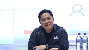 Ketua Umum PSSI, Erick Thohir, sedang memberikan keterangan kepada awak media di Media Center Stadion Gelora Bung Karno, Senayan, Jakarta, Jumat (24/10/2025).