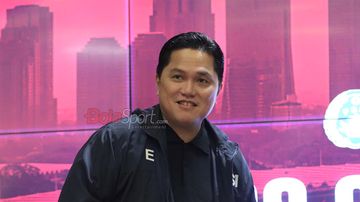 Ketua Umum PSSI, Erick Thohir, sedang memberikan keterangan kepada awak media di Media Center Stadion Gelora Bung Karno, Senayan, Jakarta, Jumat (24/10/2025).