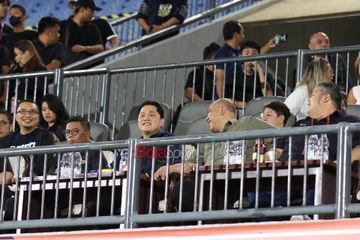 Ketua Umum PSSI, Erick Thohir, tampak hadir menonton laga AFC Challamge League antara Dewa United FC versus Phnompenh Crown FC di Stadion Indomilk Arena, Tangerang, Banten, Minggu (26/10/2025).
