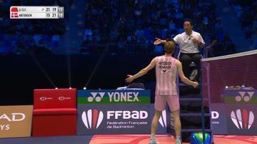 Tunggal putra Denmark, Anders Antonsen, protes setelah menerima kartu kuning dari wasit pertandingan asal Indonesia, Abdul Latif Jaohari, saat laga semifinal French Open 2025 di Rennes, Prancis, 25 Oktober 2025.