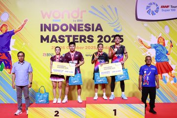 Jimmy Wong/Lai Pei Jing di podium runner-up Indonesia Masters II 2025 usai kalah dari Marwan Faza/Aisyah Salsabila Putri Pranata