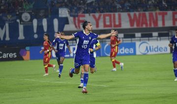 Penyerang Persib Bandung, Andrew Jung, melakukan selebrasi setelah mencetak gol ke gawang Selangor FC, Kamis (23/10/2025).