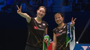 Mayu Matsumoto dan Yuki Fukushima saat merayakan kemenangan mereka pada final French Open 2025 bulan lalu.