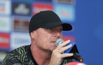 Pelatih Persis, Peter de Roo, dalam sesi jumpa pers jelang melawan Persib.