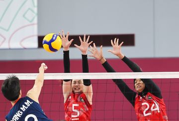 Pemain tim Indonesia, Syelomitha Afrilavi Injilia Wongkar dan Chelsa Berliana Nurtomo, menghalau spike Yang Miao Miao dari tim China dalam pertandingan perempat final voli putri Asian Youth Games 2025 di Isa Sports City, Bahrain, 26 Oktober 2025.