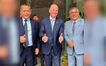 Datuk Noor Azman (paling kanan) berfoto dengan Presiden FIFA Gianni Infantino (tengah).