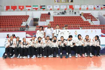Para pemain dan ofisial tim voli putri Indonesia berpose dengan medali setelah final Asian Youth Games 2025 di Isa Sports City, Bahrain, 29 Oktober 2025.