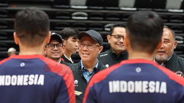 Chef de Mission (CDM) Kontingen Indonesia untuk SEA Games Thailand 2025, Bayu Priawan Djokosoetono, sedang memberikan semangat kepada Timnas Futsal Indonesia yang berlatih di Indonesia Arena, Senayan, Jakarta, Jumat (31/10/2025).