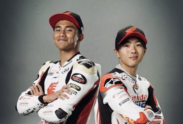 Mario Suryo Aji (kiri) diduetkan dengan Taiyo Furusato di Honda Team Asia pada Moto2 2026.