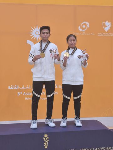 Pasangan ganda campuran Indonesia, Raihan Daffa Edsel Pramono/Atresia Naufa Candani, berpose dengan medali emas Asian Youth Games 2025 di Bahrain, Kamis (30/10/2025).