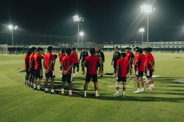 Nova Arianto saat memimpin sesi latihan timnas U-17 Indonesia.