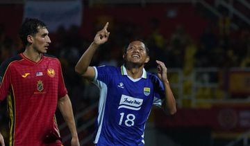 Gelandang Persib Bandung, Adam Alis, saat selebrasi seusai berhasil mencetak gol ke gawang Selangor FC dalam laga keempat AFC Champions League Two 2025/2026, di Stadion Petaling Jaya, Malaysia, Kamis (6/11/2025).