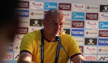 Pelatih Persib Bandung, Bojan Hodak, saat memberikan keterangan kepada media jelang laga melawan Selangor FC, Rabu (5/11/2025).