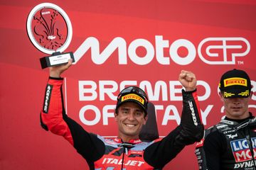 Pembalap Italjet Gresini Racing, Albert Arenas, merayakan podium kedua pada balapan Moto2 Italia di Sirkuit Mugello, Toskana, Italia, 22 Juni 2025.