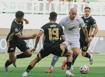 Suasana pertandingan antara Dewa United Vs PSM Makassar dalam laga pekan ke-12 Super League 2025/2026, di Banten International Stadium, Serang, Minggu (9/11/2025).