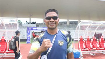 Pelatih Timnas Amputasi Indonesia, Syahrul Ase, sedang memberikan keterangan kepada awak media