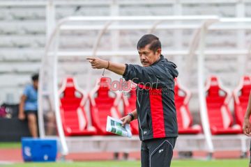 Pelatih Timnas U-22 Indonesia, Indra Sjafri, sedang memberikan intruksi kepada para pemainnya saat berlatih di Stadion Madya, Senayan, Jakarta, Selasa (11/11/2025).
