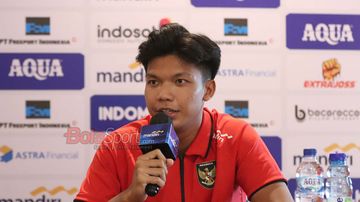 Pemain Timnas U-23 Indonesia, Kadek Arel, sedang memberikan keterangan kepada awak media di Kawasan Jakarta pada 14 November 2025.