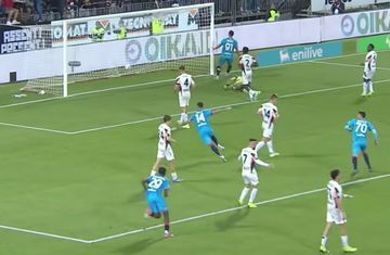 Pemain timnas Indonesia, Jay Idzes saat memperkuat Venezia dan harus kebobolan gol indah pemain Cagliari, Deiola yang kini masuk nominasi Puskas Award 2025.