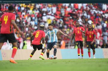 Kapten Timnas Argentina, Lionel Messi, dalam pertandingan uji coba melawan Angola, Jumat (14/11/2025) malam WIB.