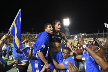 Para pemain dan suporter timnas Curacao merayakan kelolosan ke Piala Dunia 2026 setelah menahan imbang Jamaika di Kingston (18/11/2025).